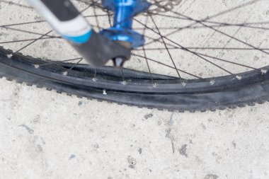 Beton yolda lastiğim patladı ile bisiklet tekerleği.