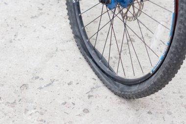 Beton yolda lastiğim patladı ile bisiklet tekerleği.