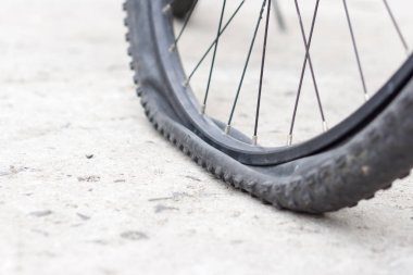 Beton yolda lastiğim patladı ile bisiklet tekerleği.