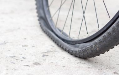 Beton yolda lastiğim patladı ile bisiklet tekerleği.