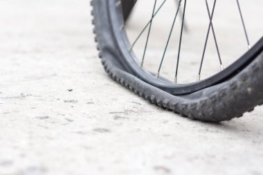 Beton yolda lastiğim patladı ile bisiklet tekerleği.