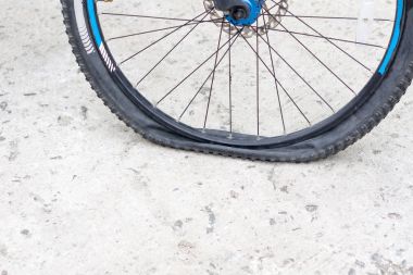 Beton yolda lastiğim patladı ile bisiklet tekerleği.