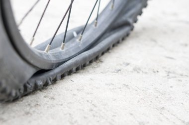 Beton yolda lastiğim patladı ile bisiklet tekerleği.