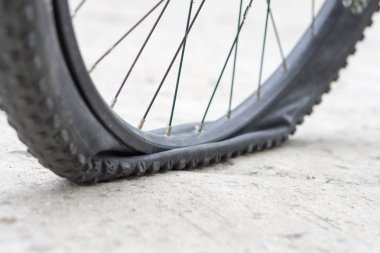 Beton yolda lastiğim patladı ile bisiklet tekerleği.