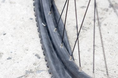 Beton yolda lastiğim patladı ile bisiklet tekerleği.
