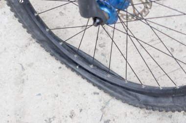 Beton yolda lastiğim patladı ile bisiklet tekerleği.