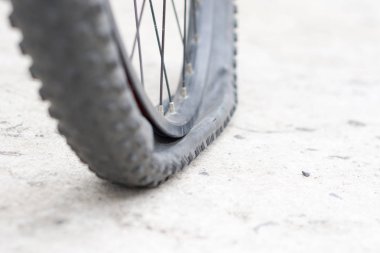 Beton yolda lastiğim patladı ile bisiklet tekerleği.