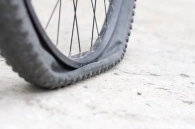 Beton yolda lastiğim patladı ile bisiklet tekerleği.