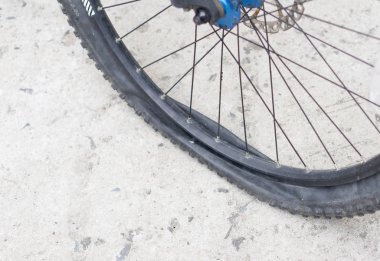 Beton yolda lastiğim patladı ile bisiklet tekerleği.