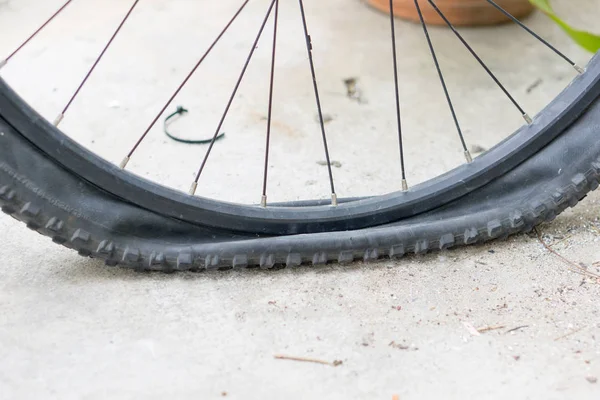Beton yolda lastiğim patladı ile bisiklet tekerleği.