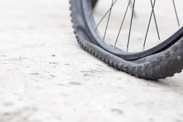 Koło rowerowe z oponą na drogę betonową. — Zdjęcie stockowe