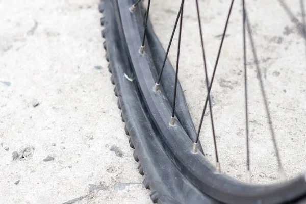 Beton yolda lastiğim patladı ile bisiklet tekerleği.