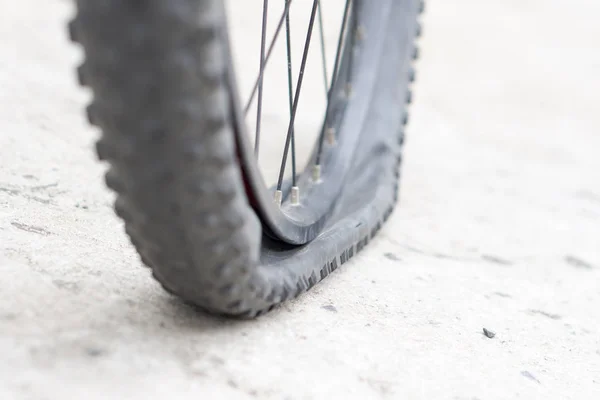 Beton yolda lastiğim patladı ile bisiklet tekerleği.