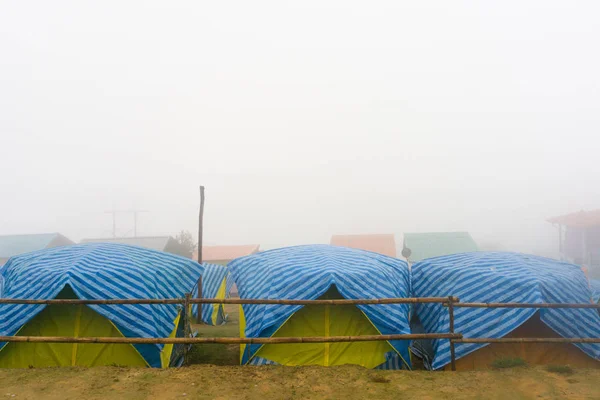 Туристичний намет вранці з туманом — стокове фото