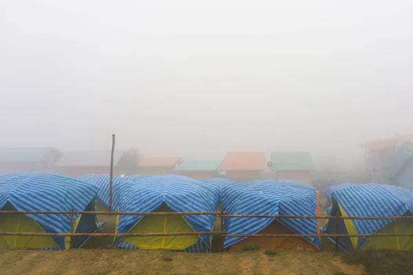 Tienda de viaje por la mañana con niebla —  Fotos de Stock