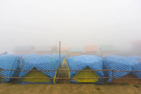 Tente de voyage le matin avec brouillard — Photo