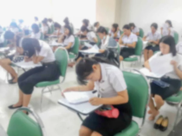 Vervagen achtergrond studenten waren het nemen van een examen op de Universiteit. — Stockfoto