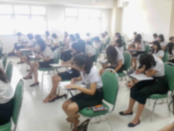 Vervagen achtergrond studenten waren het nemen van een examen op de Universiteit. — Stockfoto