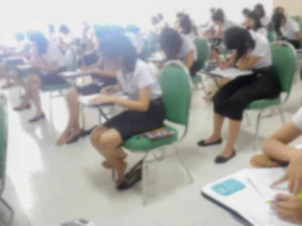 Rozmycie tła studentów były egzaminu w uczelni. — Zdjęcie stockowe