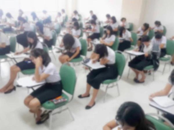 Estudiantes de fondo confusos estaban tomando un examen en la universidad . —  Fotos de Stock