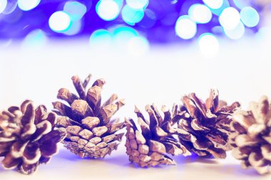 Beyaz zemin üzerine boyalı külah. Noel kavramı. Selectiv