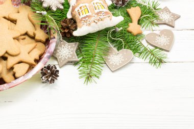 Noel kavramı. Çerçeve bir gingerbread, koniler, köknar ağacı sutyen