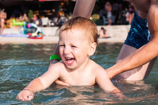 Ojciec posiada trochę szczęśliwy dziecko i nauczanie pływania w se — Zdjęcie stockowe