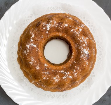 Bir kara tahta üzerinde baharatlar ile pasta. Noel kavramı