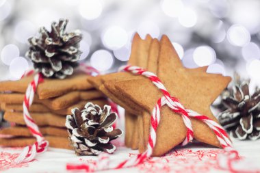 Gingerbread çerezleri bokeh arka plan üzerinde boyalı koniler ile. CH