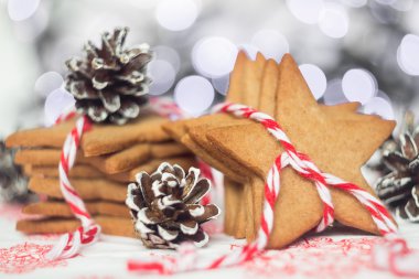 Gingerbread çerezleri bokeh arka plan üzerinde boyalı koniler ile. CH
