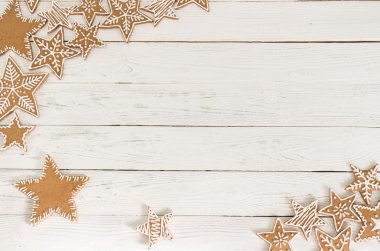 Beyaz ahşap zemin üzerinde gingerbread çerezleri. Noel con