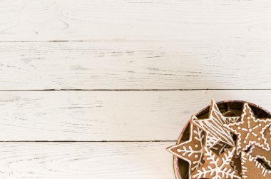 Gingerbread çerezleri Beyaz ahşap zemin üzerinde bir hediye kutusunda.