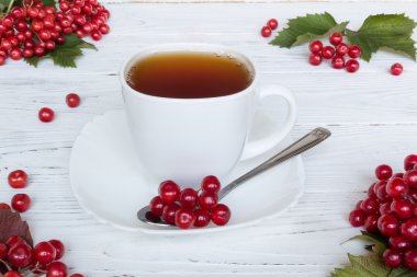 Çay guelder gül desenli beyaz ahşap zemin üzerinde. Sonbahar con