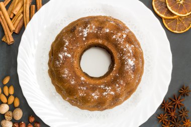 Bir kara tahta üzerinde baharatlar ile pasta. Noel kavramı