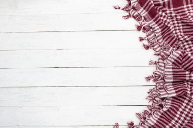Beyaz bir arka plan üzerinde kırmızı-beyaz masa örtüsü