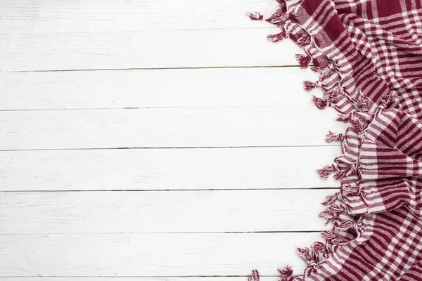 Beyaz bir arka plan üzerinde kırmızı-beyaz masa örtüsü