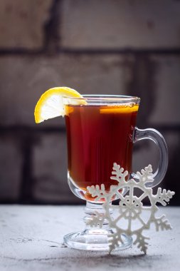 Bir fincan çay bir Noel Aralık bir gri beton zemin üzerine