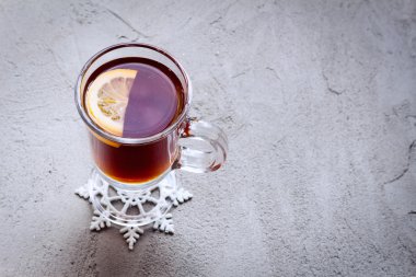 Bir Chris bir gri beton zemin üzerine siyah çay