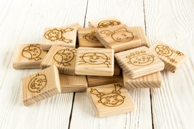 Ahşap yüzler konsantrasyonu (bellek) oyun kartı set