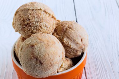 Trabzon hurması, reçel, üzerinde beyaz bir wo kakule ile ev yapımı dondurma