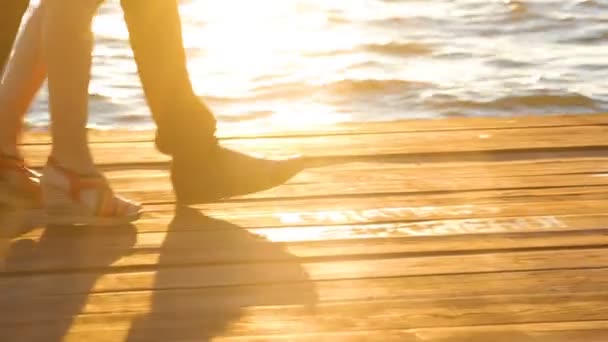 Ζευγάρι περπατά στην αποβάθρα στο ηλιοβασίλεμα — Αρχείο Βίντεο