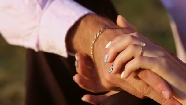 Пара тримає руки — стокове відео