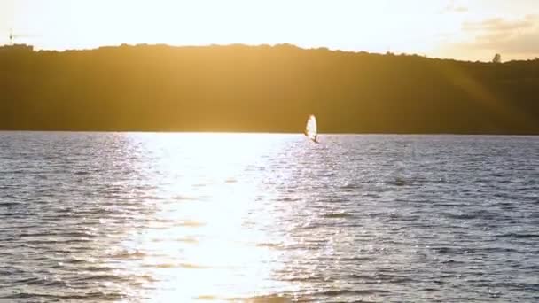 Vela y puesta de sol — Vídeos de Stock