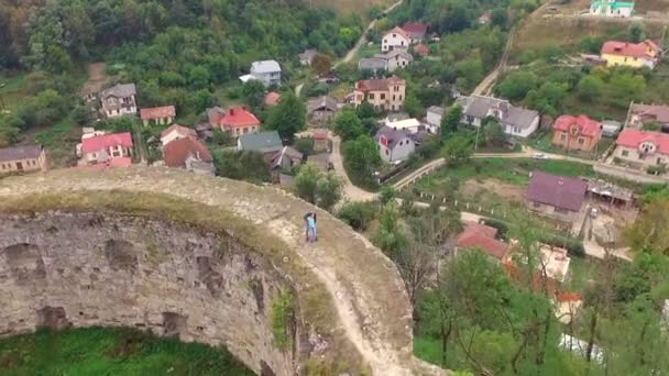 Paar beim Gang durch die Ruinen der Festung. Schießen mit Quadrocoptern. dron. dji phantom — Stockvideo