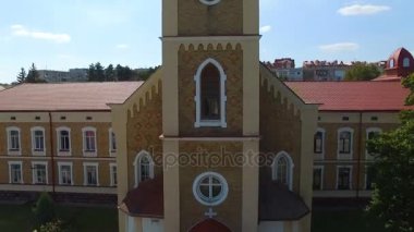 Kilise ve manastır yüksekliği ile uçmak. quadcopter. Erkek arı. İle DJI indeks işlem Phantom