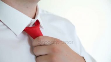 Damat bir kravat takıyor