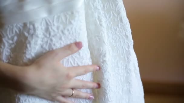 Bruid streelde haar jurk hand — Stockvideo