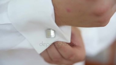 İşadamı sabitleme kol düğmesi onun takım elbise