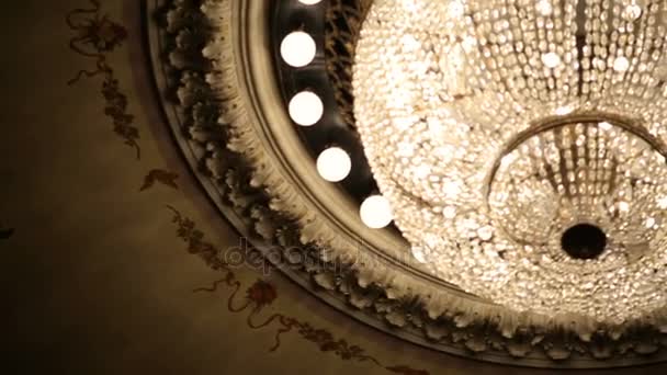 Красивая большая люстра в театре — стоковое видео