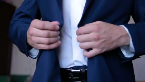 Homme en costume boutonnant sa veste — Video